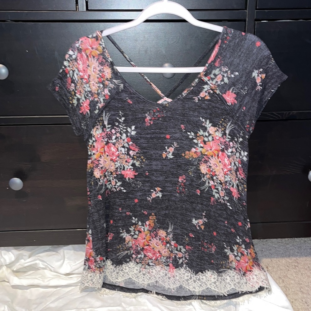 Short sleeved floral t-shirt. Crossed back.